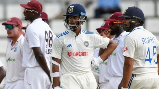 IND vs WI -: वेस्टइंडीज और भारत के बीच पहला टेस्ट मैच, भारत ने पहली पारी में बना... IND vs WI -: वेस्टइंडीज और भारत के बीच पहला टेस्ट मैच, भारत ने पहली पारी में बना...