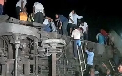 Odisha News -: एक यात्री ट्रेन के दूसरी ट्रेन के पटरी स...