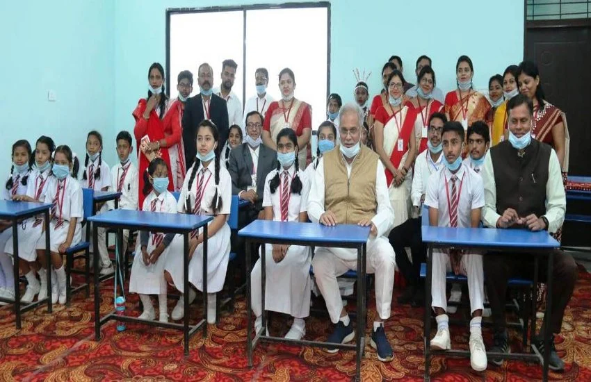 छत्तीसगढ़ : स्वामी आत्मानंद स्कूल से प्रदेश में बदला शिक्षा का वातावरण छत्तीसगढ़ : स्वामी आत्मानंद स्कूल से प्रदेश में बदला शिक्षा का वातावरण